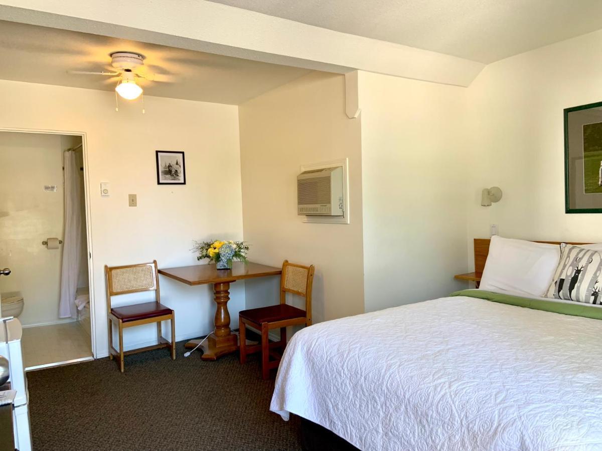 Mountain Springs Motel Radium Hot Springs Exterior photo