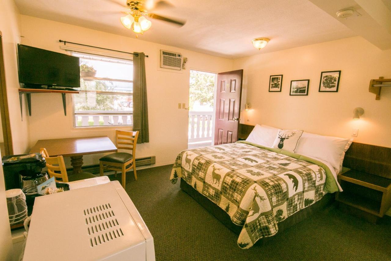 Mountain Springs Motel Radium Hot Springs Exterior photo