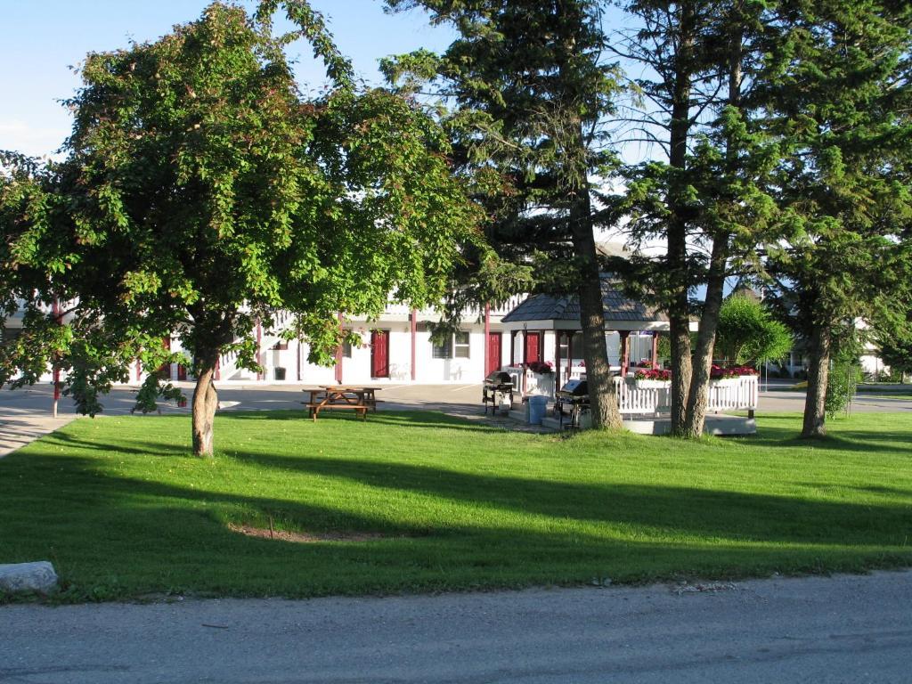 Mountain Springs Motel Radium Hot Springs Exterior photo